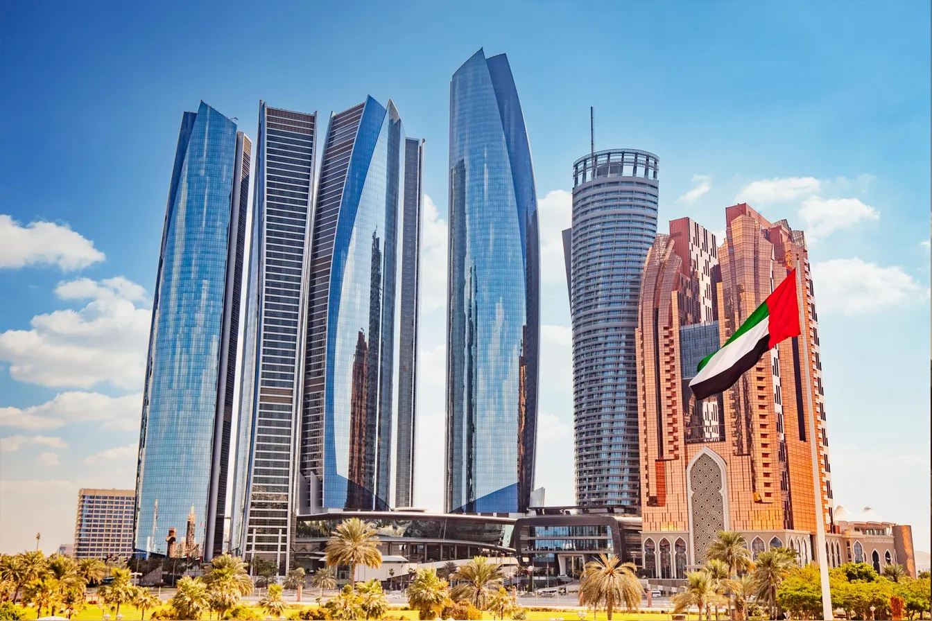 مستثمر يحمل رخصة تجارية في دبي بفخر أمام برج خليفة