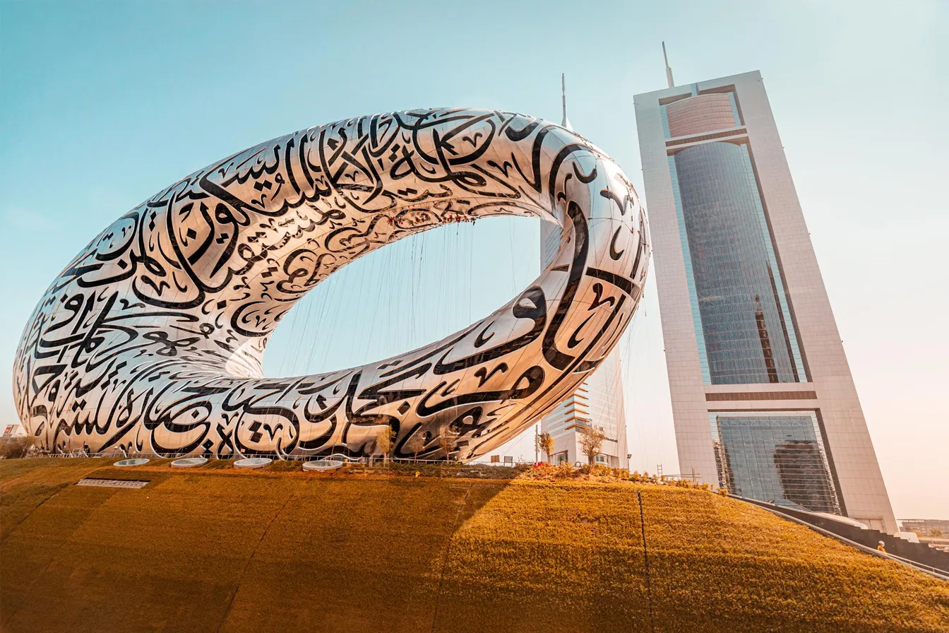 خريطة الإمارات تبرز مواقع المناطق الحرة الرئيسية مثل جافزا ومدينة دبي للإعلام